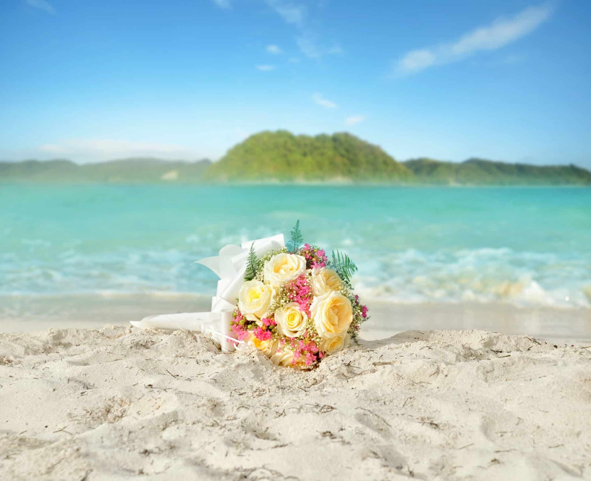 wedding-bouquet-of-roses-on-the-shore-of-a-tropical-beach