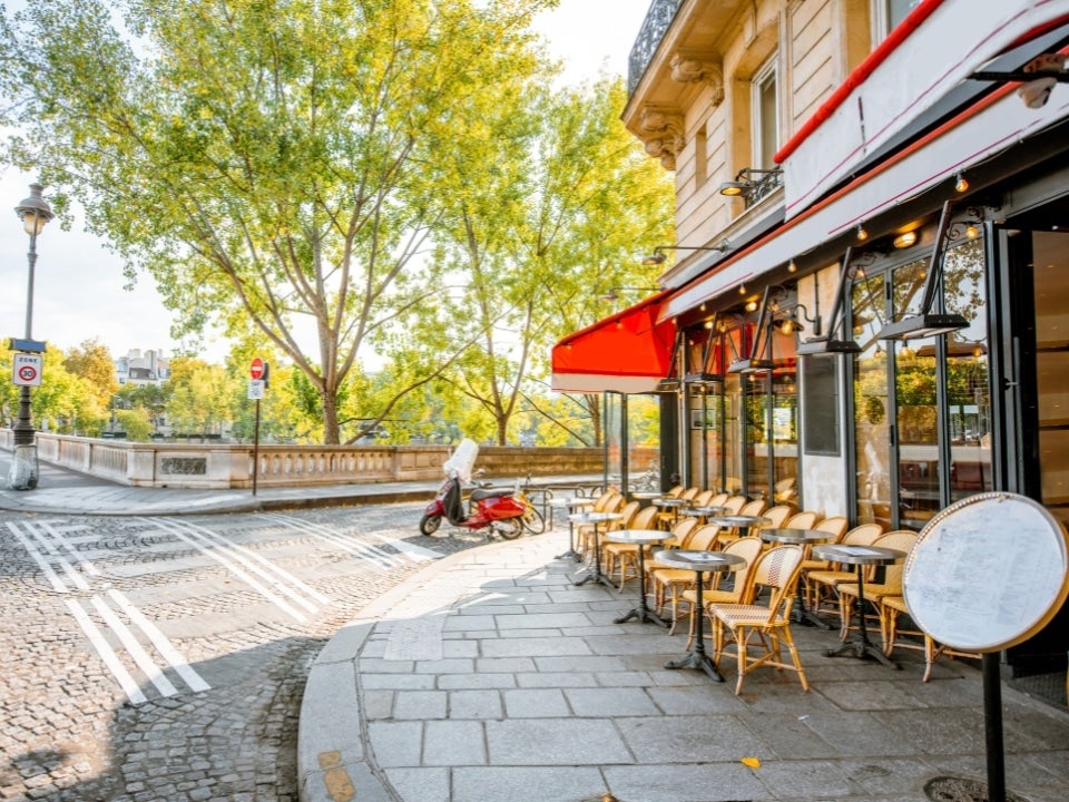 paris-cafe-dans-une-ruelle