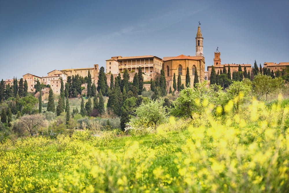 Vue sur la ville de Pienza depuis les champs