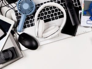 Ensemble d'appareils électroniques comprenant des écouteurs, un ordinateur portable, une souris d'ordinateur, un appareil photo, etc.