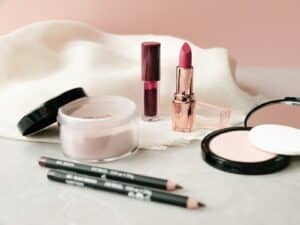 Maquillage: crayon pour les yeux, rouge à lèvres et poudre pour le visage