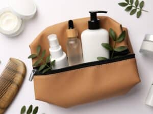 Trousse de toilette contenant divers récipients de produits nettoyants ou de crème